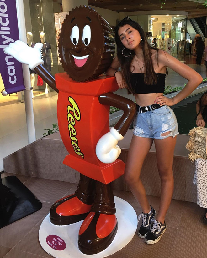 Bông hồng lai trường Lomonoxop cao 1,72 m, thông thạo 4 ngôn ngữ