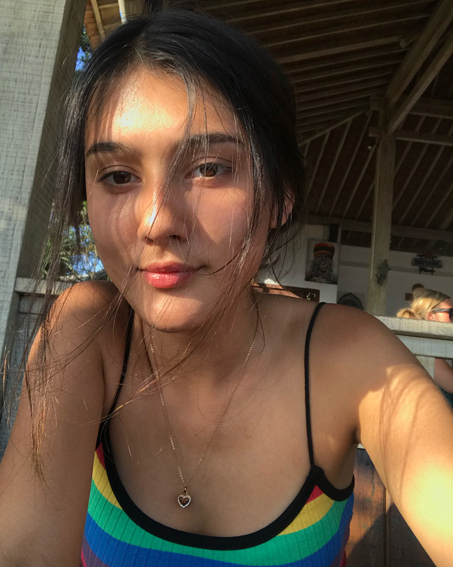 Bông hồng lai trường Lomonoxop cao 1,72 m, thông thạo 4 ngôn ngữ