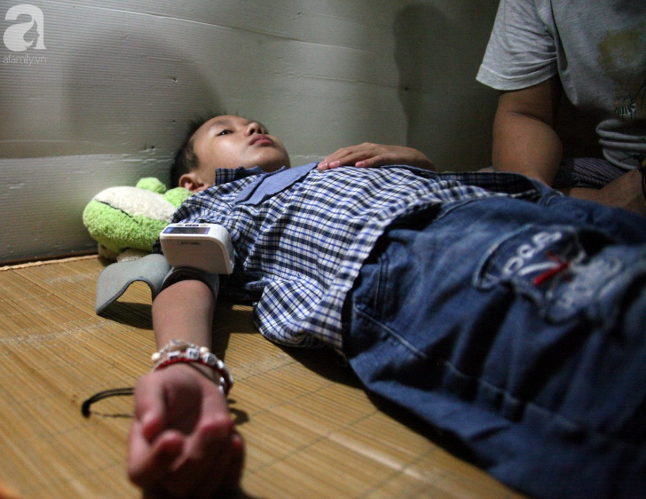 Câu chuyện người cha nghèo nuôi con trai suy thận giai đoạn cuối, suốt 3 năm giấu con nhặt 4 chiếc quần lót để mặc