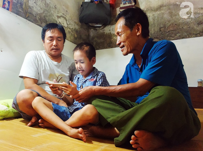 Câu chuyện người cha nghèo nuôi con trai suy thận giai đoạn cuối, suốt 3 năm giấu con nhặt 4 chiếc quần lót để mặc