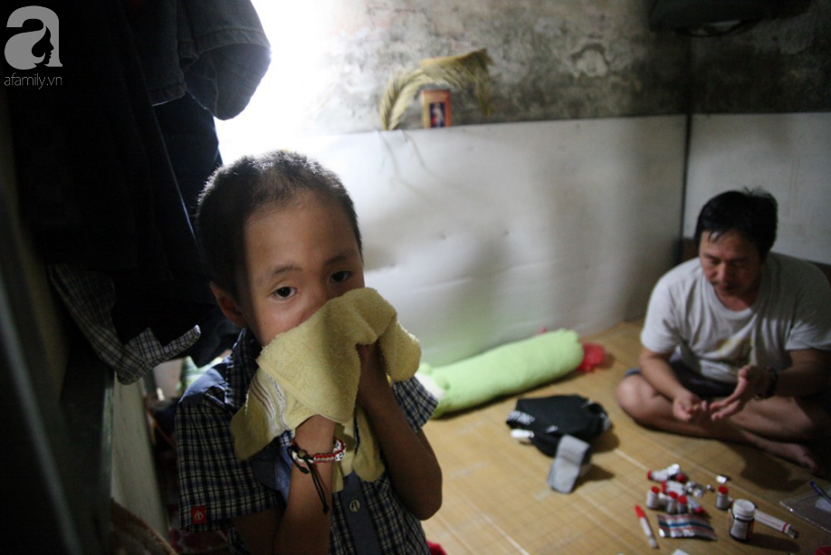 Câu chuyện người cha nghèo nuôi con trai suy thận giai đoạn cuối, suốt 3 năm giấu con nhặt 4 chiếc quần lót để mặc