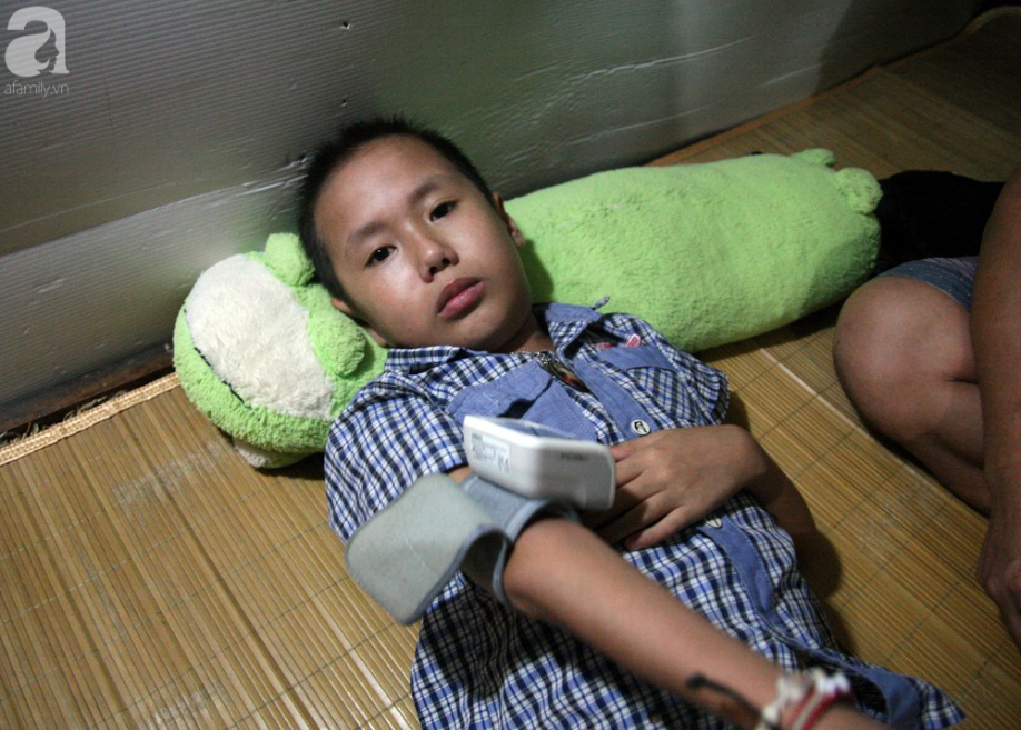 Câu chuyện người cha nghèo nuôi con trai suy thận giai đoạn cuối, suốt 3 năm giấu con nhặt 4 chiếc quần lót để mặc