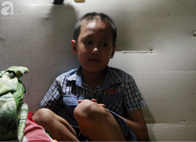 Câu chuyện người cha nghèo nuôi con trai suy thận giai đoạn cuối, suốt 3 năm giấu con nhặt 4 chiếc quần lót để mặc