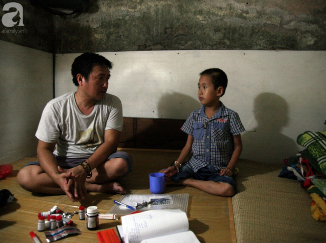Câu chuyện người cha nghèo nuôi con trai suy thận giai đoạn cuối, suốt 3 năm giấu con nhặt 4 chiếc quần lót để mặc