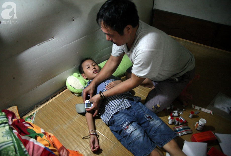 Câu chuyện người cha nghèo nuôi con trai suy thận giai đoạn cuối, suốt 3 năm giấu con nhặt 4 chiếc quần lót để mặc