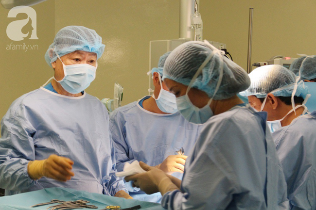 Cha mẹ nhất quyết không cho truyền máu, bé trai mang khối khối u gan nguy kịch được bác sĩ dùng cách này để hồi sinh