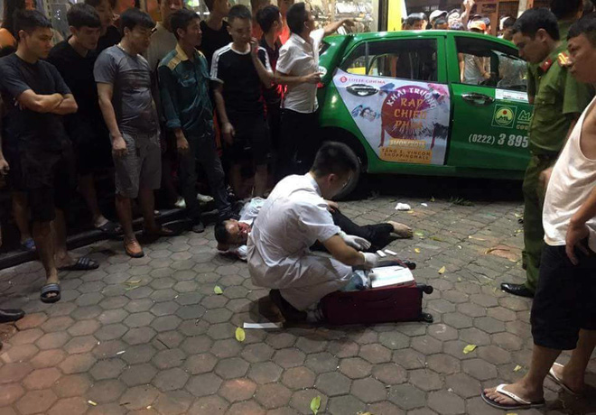 Ô tô bán tải tông văng taxi và xe máy trên đường, 6 người bị thương