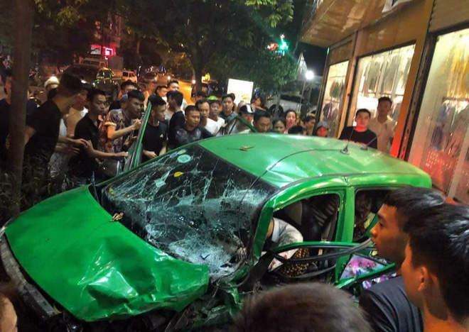 Ô tô bán tải tông văng taxi và xe máy trên đường, 6 người bị thương