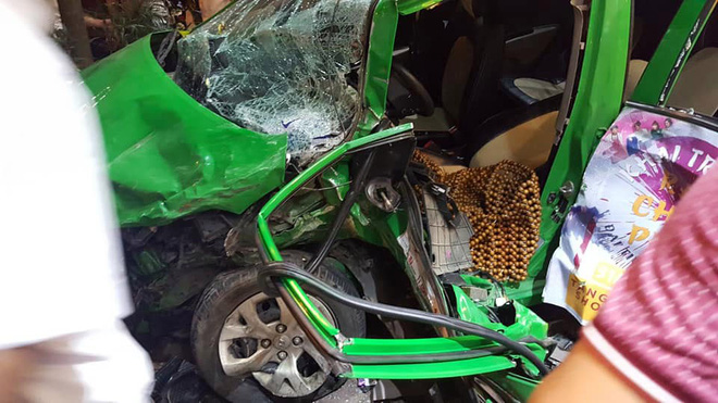 Ô tô bán tải tông văng taxi và xe máy trên đường, 6 người bị thương