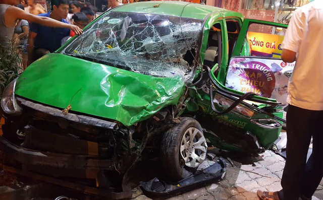 Ô tô bán tải tông văng taxi và xe máy trên đường, 6 người bị thương