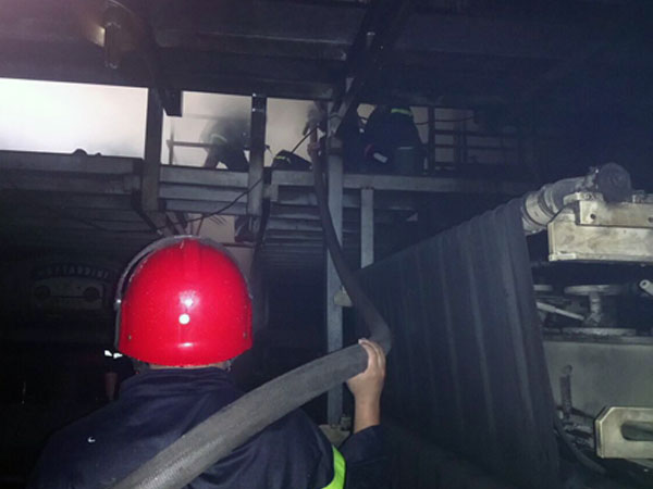 Cháy kho hóa chất, khu dân cư Sài Gòn náo loạn