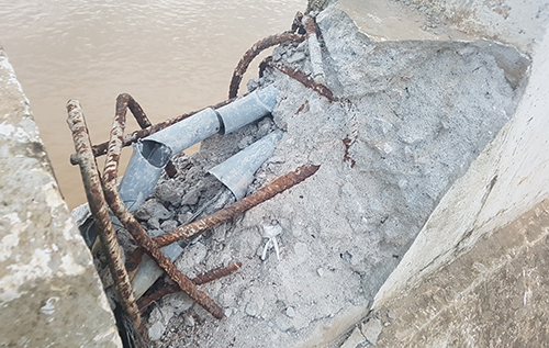 Nước lũ làm dịch chuyển cầu bê tông trên sông Mã