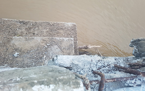 Nước lũ làm dịch chuyển cầu bê tông trên sông Mã