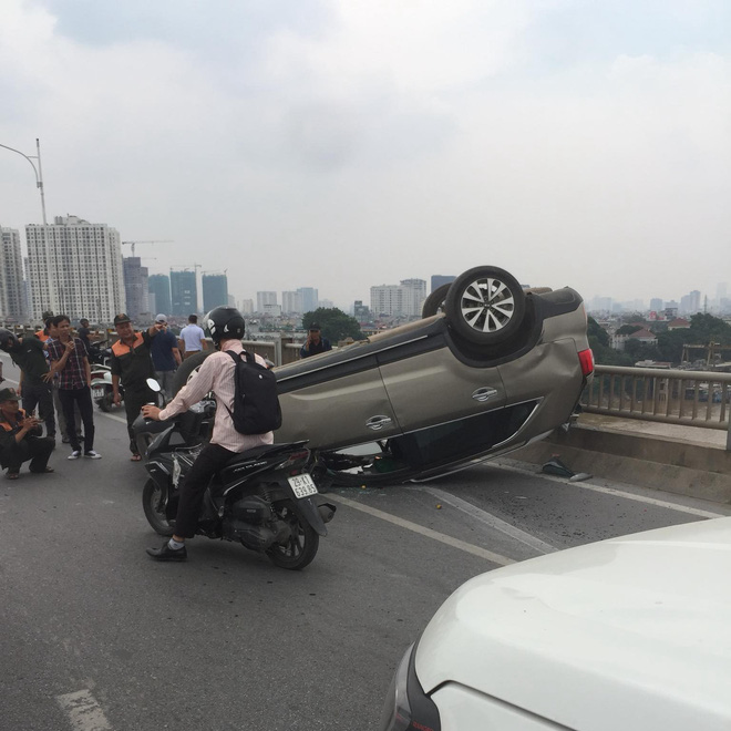 Hà Nội: Xế hộp KIA Sorento mất lái rồi nằm ngửa bụng giữa cầu Vĩnh Tuy gây ùn tắc kéo dài