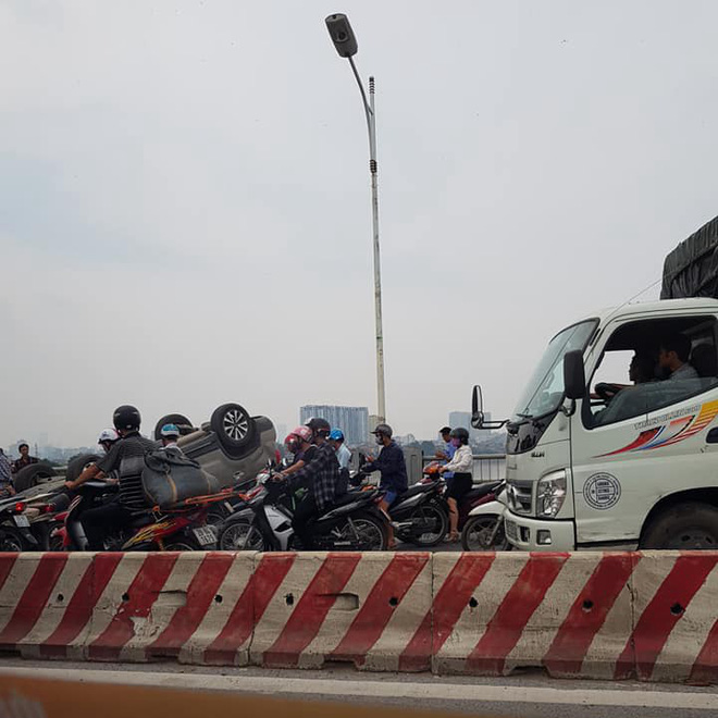 Hà Nội: Xế hộp KIA Sorento mất lái rồi nằm ngửa bụng giữa cầu Vĩnh Tuy gây ùn tắc kéo dài