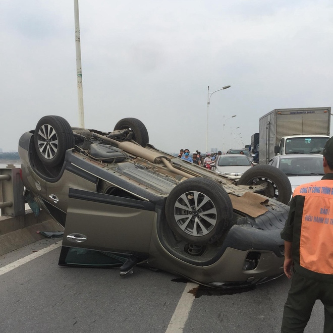 Hà Nội: Xế hộp KIA Sorento mất lái rồi nằm ngửa bụng giữa cầu Vĩnh Tuy gây ùn tắc kéo dài