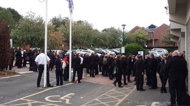 Bị đánh, bị ném phân vào người, nhiều quản ngục Anh đình công