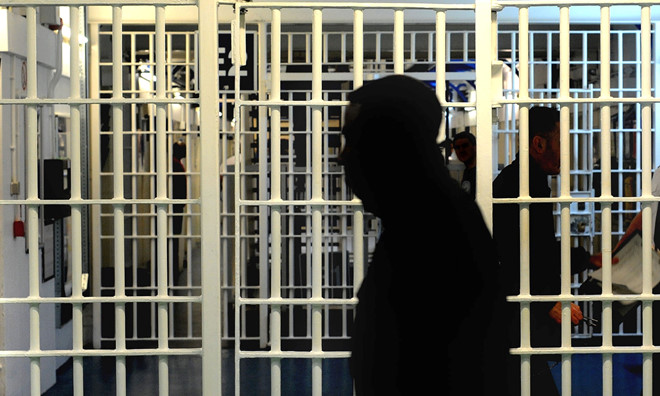 Bị đánh, bị ném phân vào người, nhiều quản ngục Anh đình công