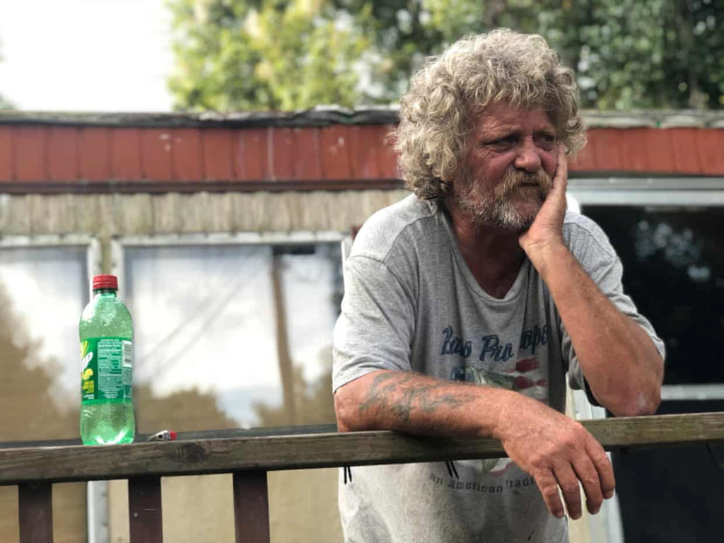 Mặc bão Florence đổ bộ, thị trấn 27 người ở lại sống chung với lũ