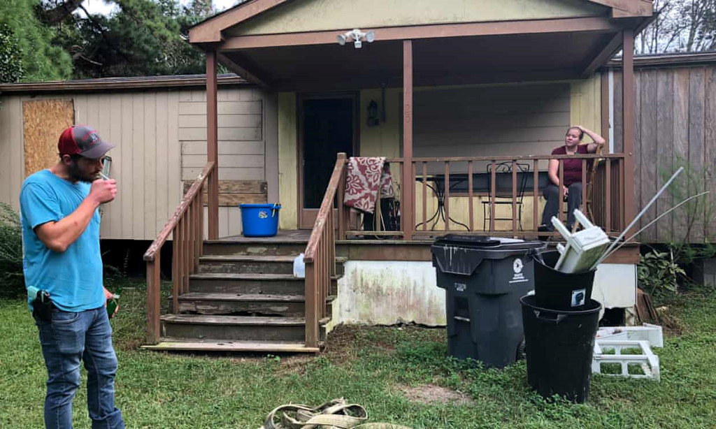 Mặc bão Florence đổ bộ, thị trấn 27 người ở lại sống chung với lũ