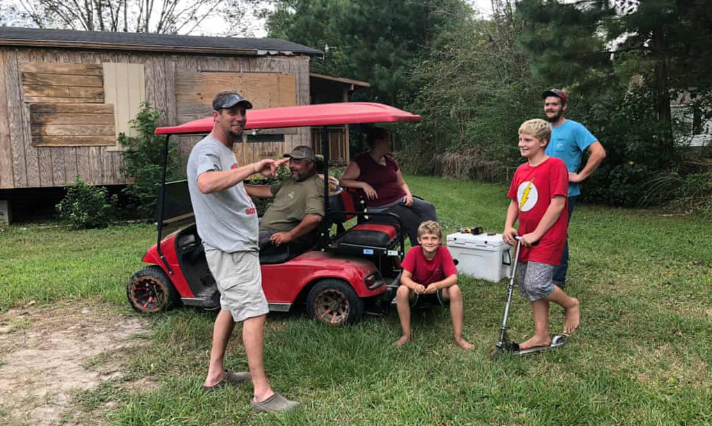 Mặc bão Florence đổ bộ, thị trấn 27 người ở lại sống chung với lũ