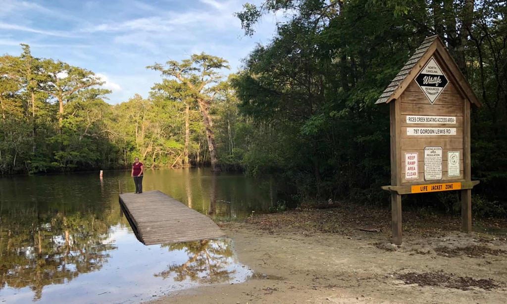 Mặc bão Florence đổ bộ, thị trấn 27 người ở lại sống chung với lũ