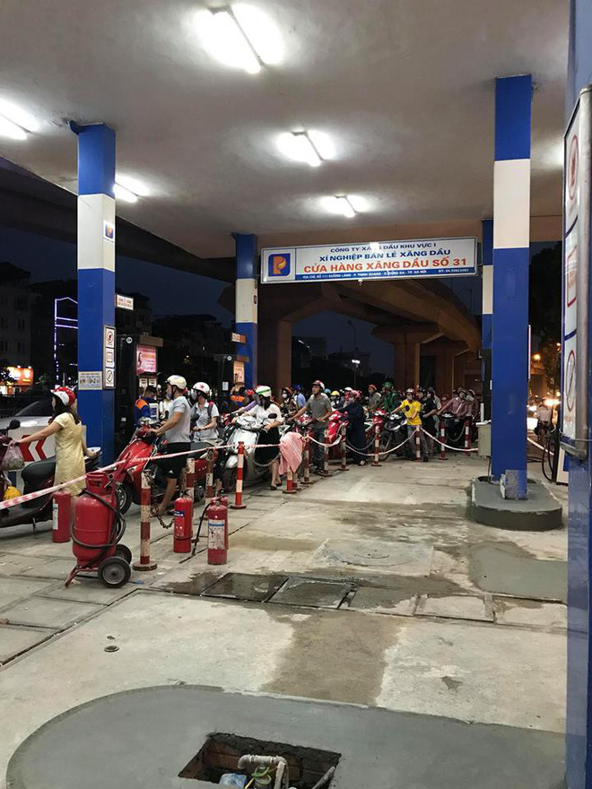 Người phụ nữ xô biển chen ngang đổ xăng, câu nói kèm theo khiến tất cả phẫn nộ