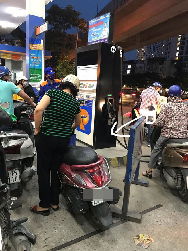 Người phụ nữ xô biển chen ngang đổ xăng, câu nói kèm theo khiến tất cả phẫn nộ