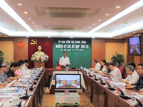 Cách chức Đại tá quân đội Hồ Xuân Vượng và cựu GĐ của Vietcombank