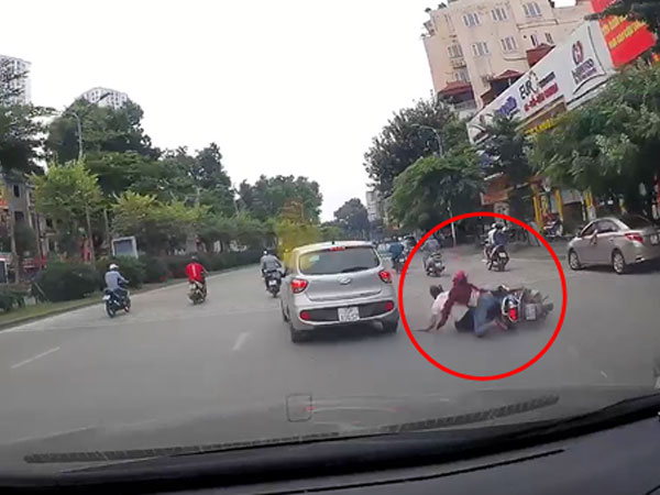 Hà Nội: Ô tô tự dưng tông ngã 2 người đi xe máy rồi phóng mất dạng giữa phố đông