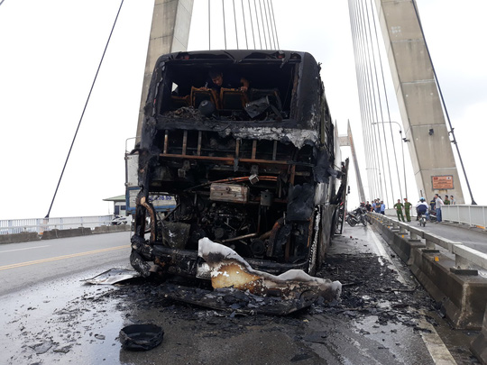 Xe khách giường nằm nổ lách tách rồi phát hỏa cháy rụi trên cầu