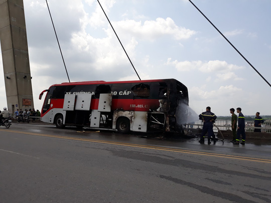 Xe khách giường nằm nổ lách tách rồi phát hỏa cháy rụi trên cầu
