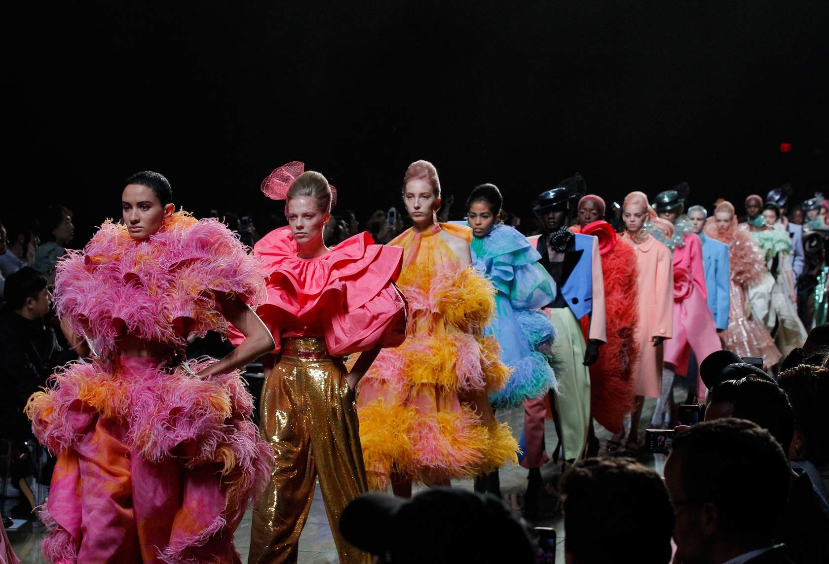 Làng mốt chấn động với tin đồn Marc Jacobs chơi xấu Rihana khi cố tình trễ show 90 phút