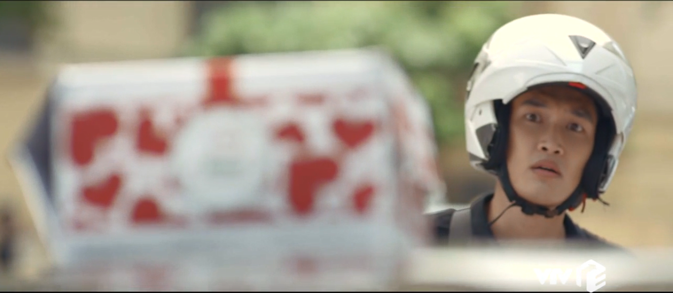 Phim Yêu Thì Ghét Thôi tập 6: Làm shipper không thành, Du bị cô bán rau chê ăn bám vợ