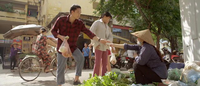 Phim Yêu Thì Ghét Thôi tập 6: Làm shipper không thành, Du bị cô bán rau chê ăn bám vợ