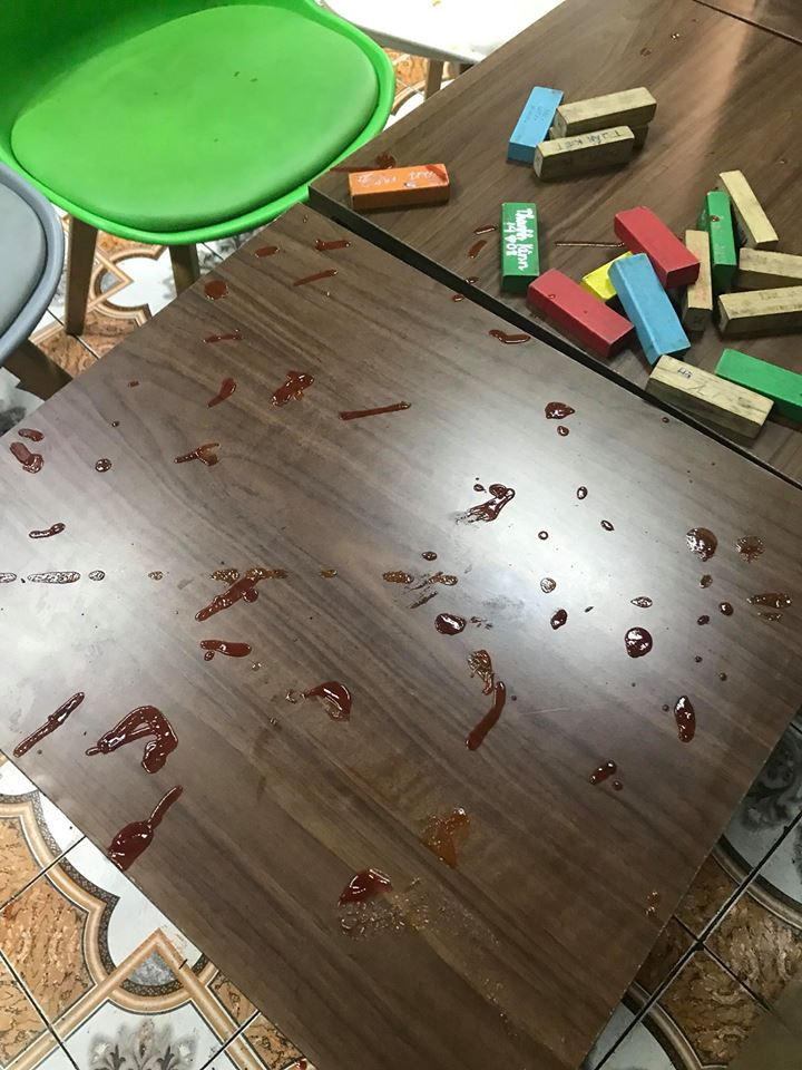 Đôi nam nữ đùa nghịch, vẩy tương ớt tung tóe quán ăn ở Quảng Ninh