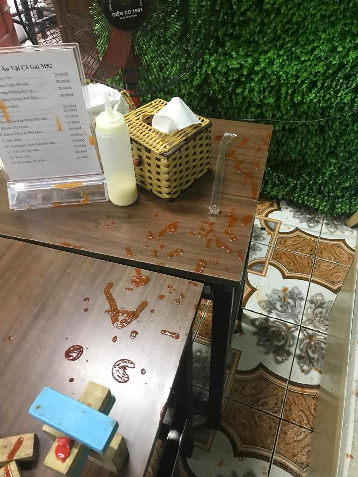 Đôi nam nữ đùa nghịch, vẩy tương ớt tung tóe quán ăn ở Quảng Ninh