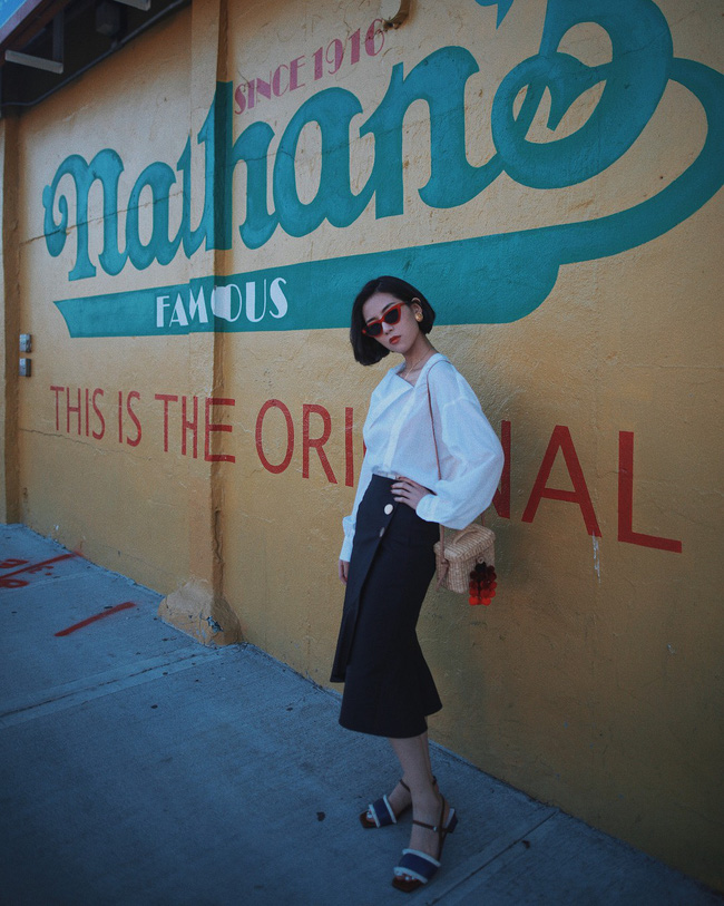 Tạm cất những thiết kế mỏng manh mềm mại, chân váy mùa thu năm nay lại thiên về kiểu đứng dáng thế này