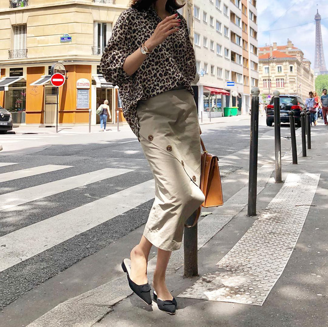 Tạm cất những thiết kế mỏng manh mềm mại, chân váy mùa thu năm nay lại thiên về kiểu đứng dáng thế này