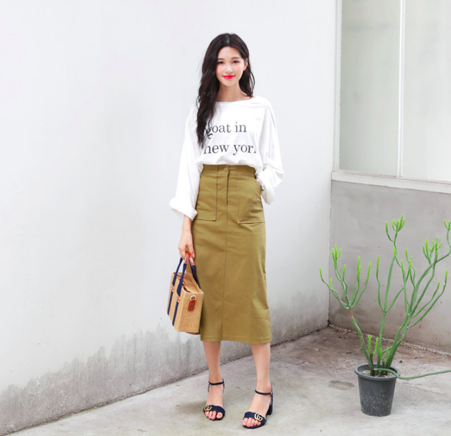 Tạm cất những thiết kế mỏng manh mềm mại, chân váy mùa thu năm nay lại thiên về kiểu đứng dáng thế này