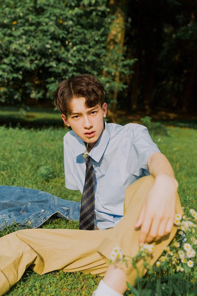 Hot boy Trung Quốc 19 tuổi, giống nhiều diễn viên nổi tiếng