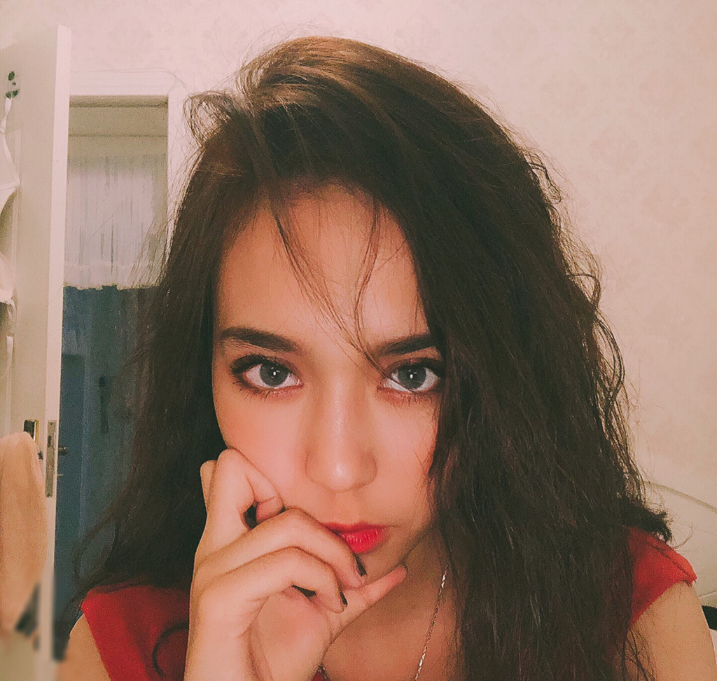 Hot girl Tân Cương 10X mới nổi, được khen giống Địch Lệ Nhiệt Ba