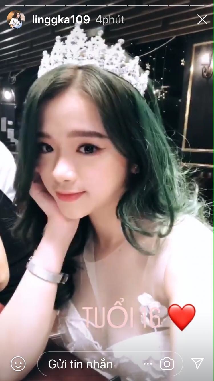 Linh Ka bị ví như thủy quái khi bắt chước Nancy nhuộm tóc màu xanh rêu, đội vương miện thời thượng