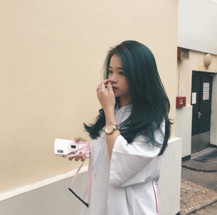 Linh Ka bị ví như thủy quái khi bắt chước Nancy nhuộm tóc màu xanh rêu, đội vương miện thời thượng