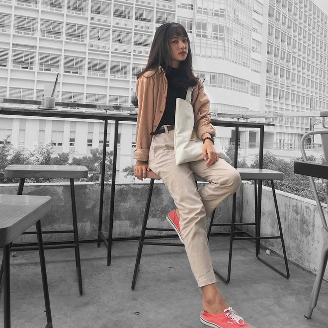 Bị chụp lén khi đang ngồi trong lớp, nhan sắc của nữ sinh 2002 khiến số đông khó rời mắt