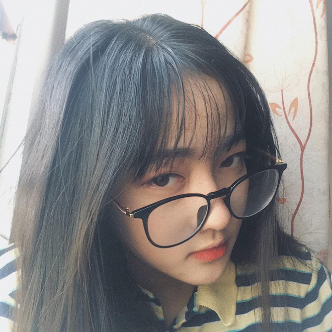 Bị chụp lén khi đang ngồi trong lớp, nhan sắc của nữ sinh 2002 khiến số đông khó rời mắt