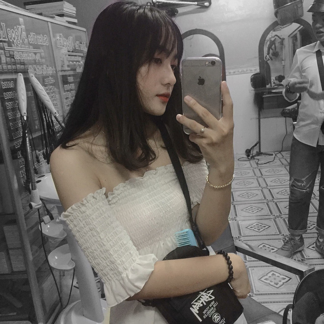 Bị chụp lén khi đang ngồi trong lớp, nhan sắc của nữ sinh 2002 khiến số đông khó rời mắt