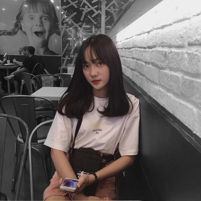 Bị chụp lén khi đang ngồi trong lớp, nhan sắc của nữ sinh 2002 khiến số đông khó rời mắt