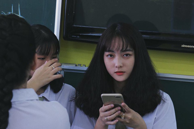 Bị chụp lén khi đang ngồi trong lớp, nhan sắc của nữ sinh 2002 khiến số đông khó rời mắt