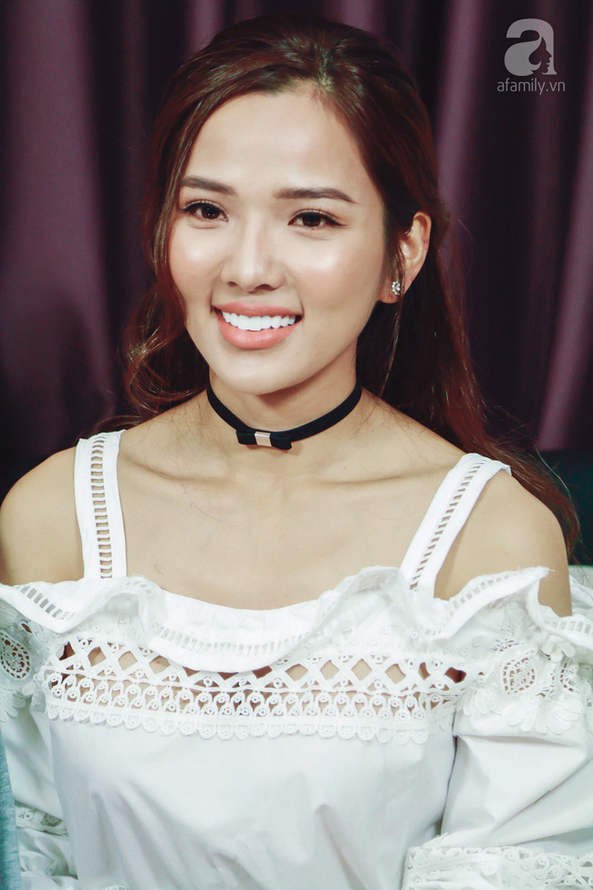 Thấy nhiều dấu son môi trên áo chồng, đây là cách vợ Ưng Hoàng Phúc ứng xử